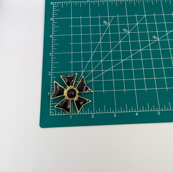 Vintage Black Enamel Gold Tone Maltese Cross with Five Arms Brooch Unsigned - Picture 7 of 7